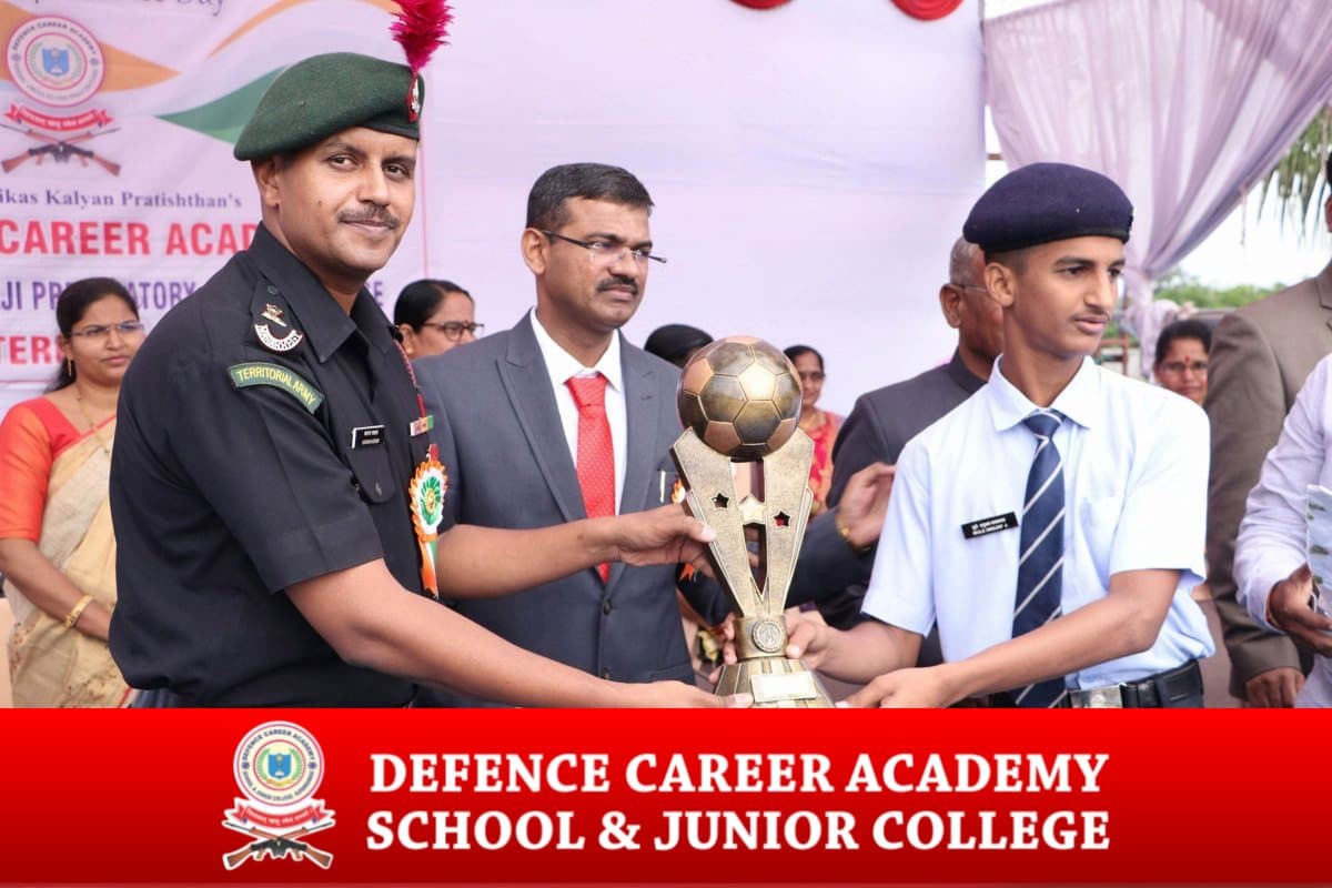 defence-career-academy-aurangabad-award-by-chief-guest-defence-career-academy-in-maharashtra